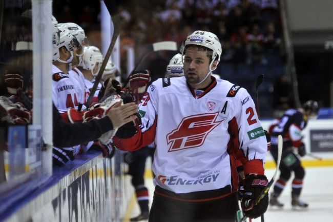Video: V KHL vyhrávali hostia, brankári sa blysli nulami