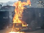 Video: Demonštranti podpálili časť vládnej budovy v Prištine
