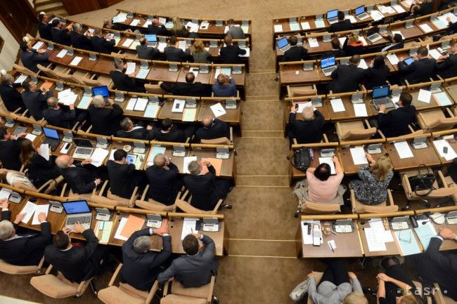 Poslanci, ktorí vo voľbách neuspejú, si ešte o pár tisíc eur prilepšia