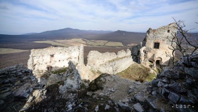 Hrady, ktorým hrozil zánik, postupne ožívajú
