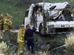 Autobus spadol z mosta do hlbokej rokliny, zahynulo 20 ľudí