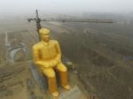 Video: Odstránili spornú gigantickú sochu Mao Ce-tunga