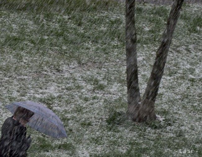 Štvrtok poznačia prehánky. Na juhu snehové, v nížinách dažďové