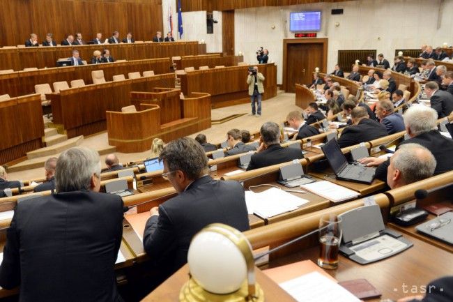 Takmer tretina kandidátov na poslancov nemá vysokoškolský diplom