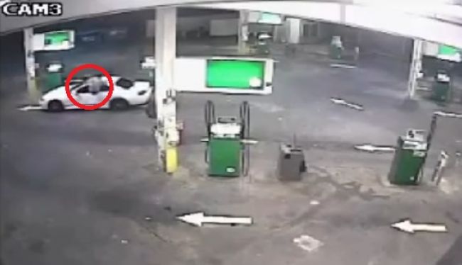 Video: Neskutočný akrobatický kúsok mu zachráni auto pred krádežou