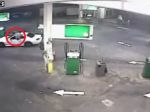 Video: Neskutočný akrobatický kúsok mu zachráni auto pred krádežou