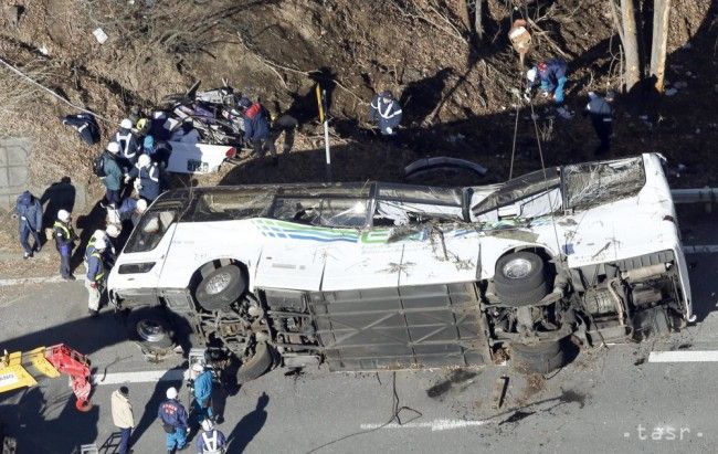 Pri nehode autobusu v Japonsku zahynulo najmenej 14 ľudí