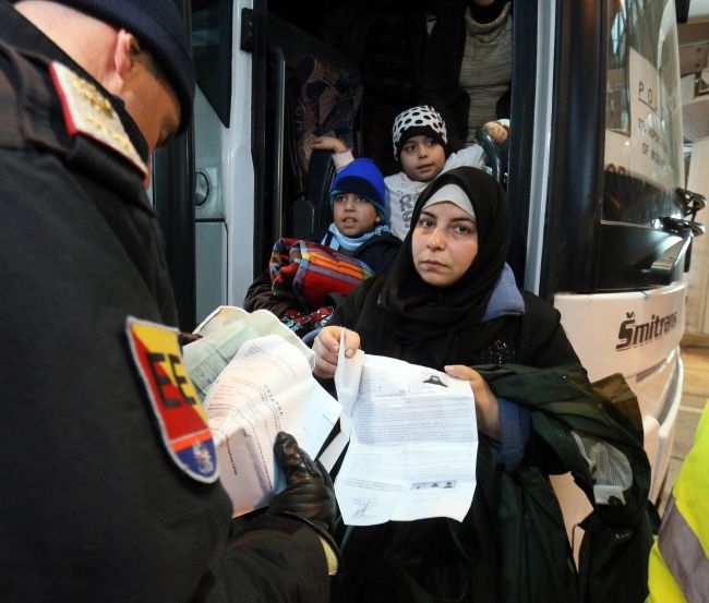 Rakúsko nebude púšťať migrantov, ktorí nechcú azyl v Nemecku