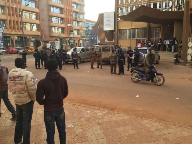 Al-Káida zaútočila na hotel v Burkine Faso, zomrelo 29 ľudí