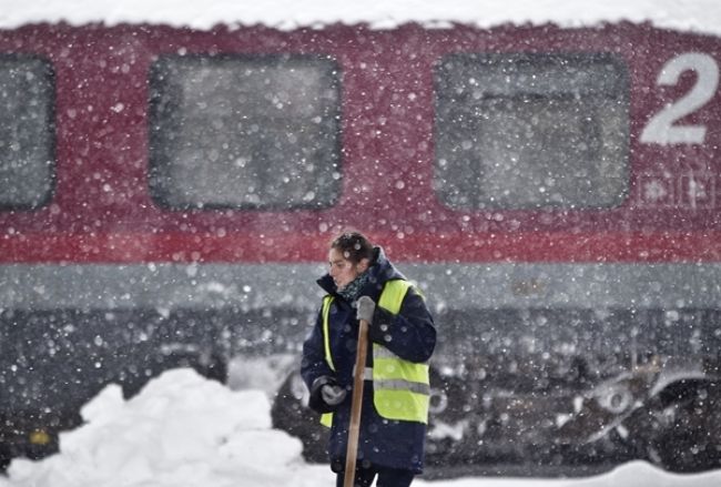 Časti východnej Európy zasiahli snehové metelice a vietor