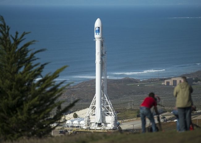 Prvý stupeň rakety Falcon 9 sa pri pristávaní poškodil