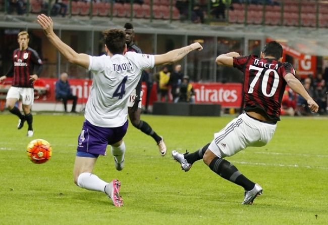 Video: Milánsky AC zdolal na domácom trávniku Fiorentinu