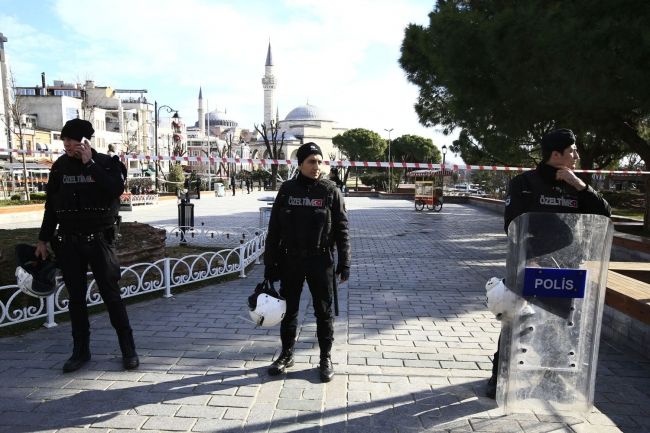 Súd v súvislosti s atentátom v Istanbule obvinil desať osôb