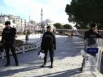 Súd v súvislosti s atentátom v Istanbule obvinil desať osôb