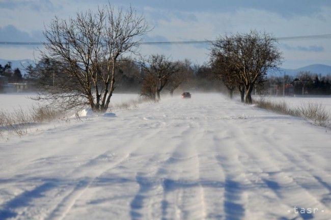 Na cestách východného Slovenska sa tvoria snehové jazyky