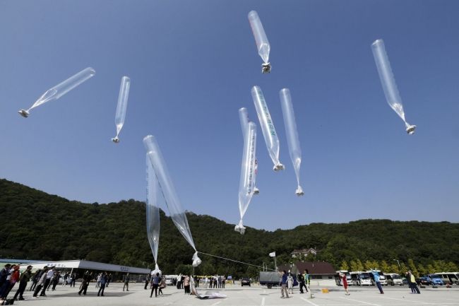 KĽDR poslala Juhu balónmi milión propagandistických letákov