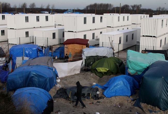 Utečenci v Calais sa presúvajú hlbšie do tábora