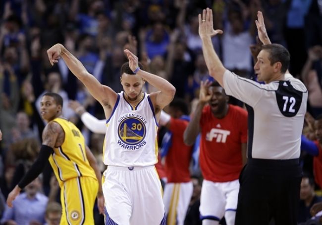 Video: Curry dosiahol triple-double, Walker strelil 40 bodov