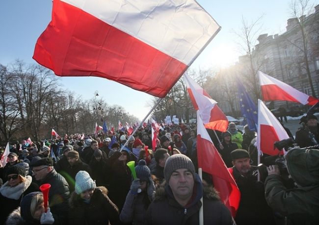 Desaťtisíce Poliakov vyšli do ulíc proti novej vláde PiS