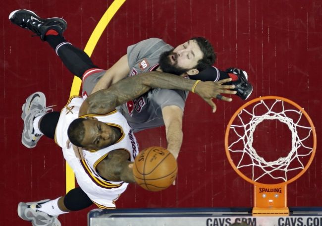 Video: Cleveland aj s novým trénerom podľahol Chicagu