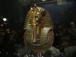 Poškodili slávnu Tutanchamónovu masku, čaká ich súd