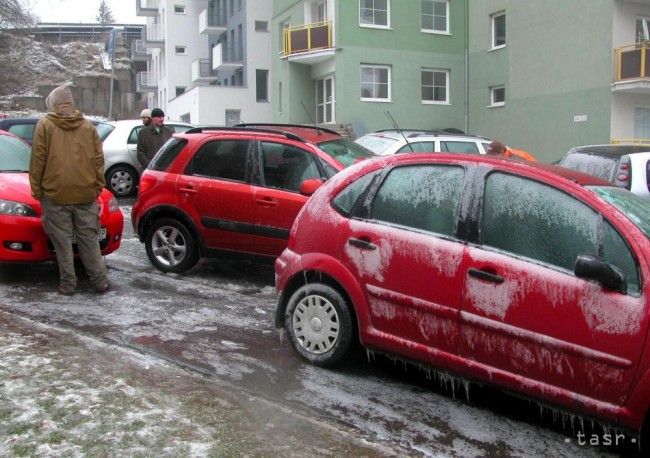 POZOR: Meteorológovia varujú pred poľadovicou a hmlou na Slovensku