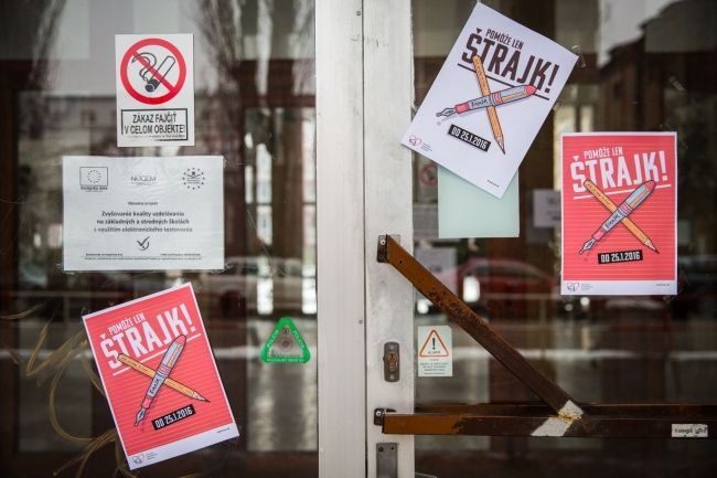 Učitelia štrajkujú, zatvorených škôl je vraj menej