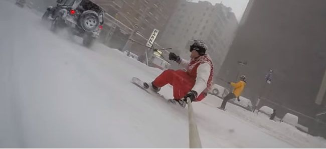 Video: Takto si užívajú sneh v uliciach New Yorku