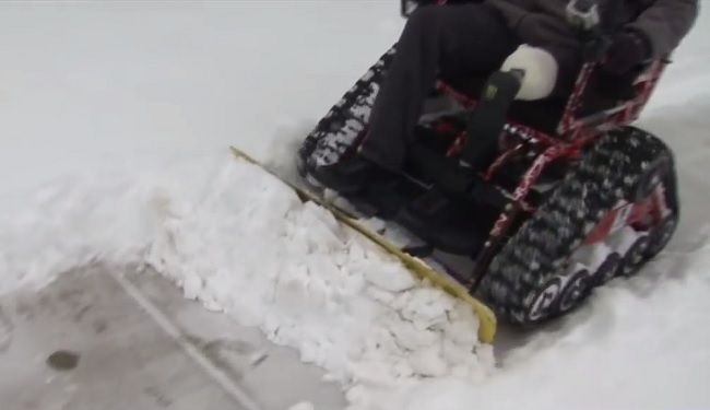 Video: Veterán na vozíčku vie, ako na sneh