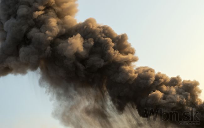 V Šuranoch horí výrobná hala, hasičom robí problémy