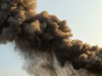 V Šuranoch horí výrobná hala, hasičom robí problémy
