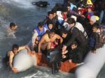 Pri ostrove Samos sa potopila loď s utečencami
