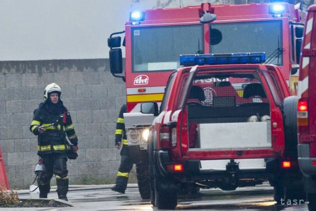Na Einsteinovej ulici v Bratislave došlo k nehode, zasahujú hasiči