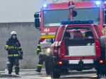 Na Einsteinovej ulici v Bratislave došlo k nehode, zasahujú hasiči