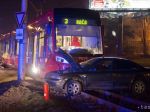 V Bratislave sa zrazila električka s osobným autom, dvaja zranení