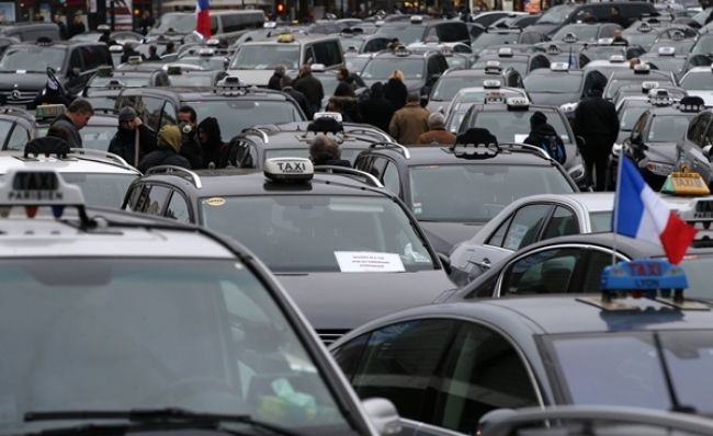 Taxikári v Paríži protestujú proti nekalej konkurencii