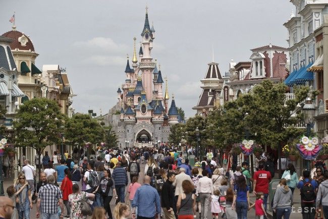 Pri hoteli v okolí parížskeho Disneylandu zatkli muža so zbraňami