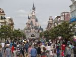 Pri hoteli v okolí parížskeho Disneylandu zatkli muža so zbraňami