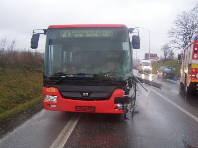 V Bratislave havaroval autobus MHD, narazil do stĺpa
