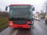 V Bratislave havaroval autobus MHD, narazil do stĺpa