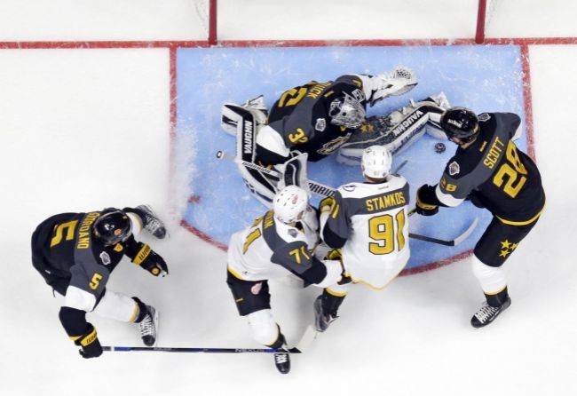 Video: Iba gól vo finále Zápasu hviezd NHL, Scott šokoval