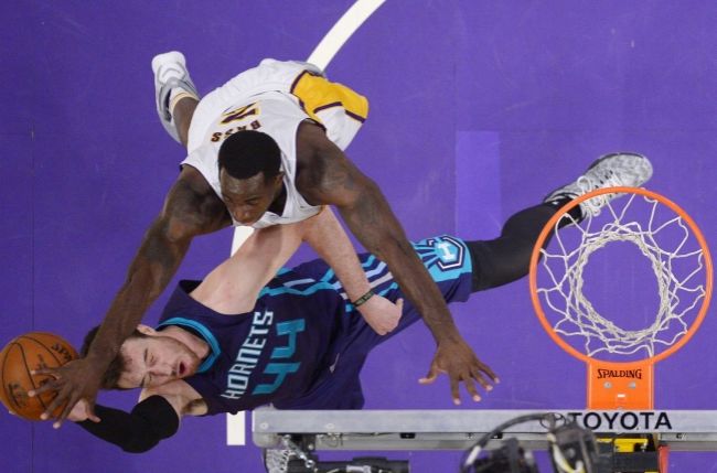 Video: Obhajca titulu zvíťazil v New Yorku, Lakers prehrali
