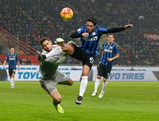 Video: Kucka žiaril v bitke o Miláno, tréner zničil nohavice