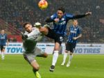 Video: Kucka žiaril v bitke o Miláno, tréner zničil nohavice