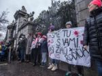 V mestách vznikli živé reťaze na podporu štrajku učiteľov