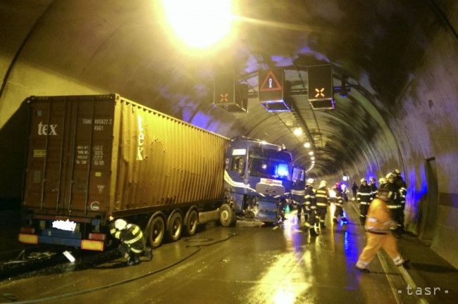 V tuneli Sitina došlo k dopravnej nehode, zasahujú tam hasiči