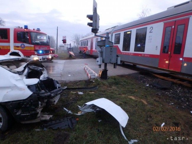 Na železničnom priecestí v Partizánskom sa zrazil vlak s autom