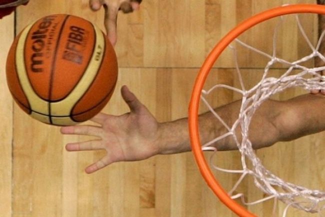 Video: Basketbalista knokautoval súpera, neminul ho trest