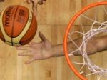 Video: Basketbalista knokautoval súpera, neminul ho trest