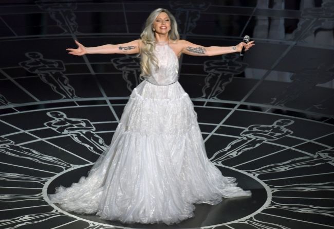 Lady Gaga zaspieva americkú hymnu pred Super Bowlom